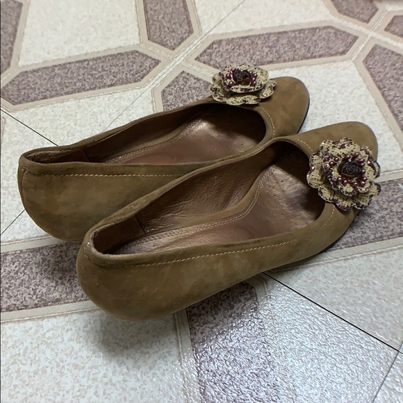 Leather Shoes with Flower Details - Picture 4 of 7